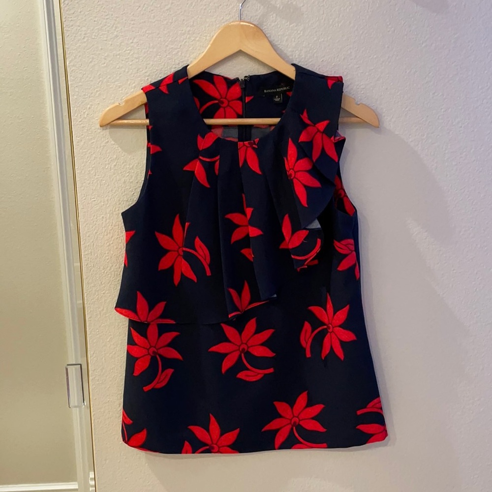 Red flower navy ruffle BR top shell tank